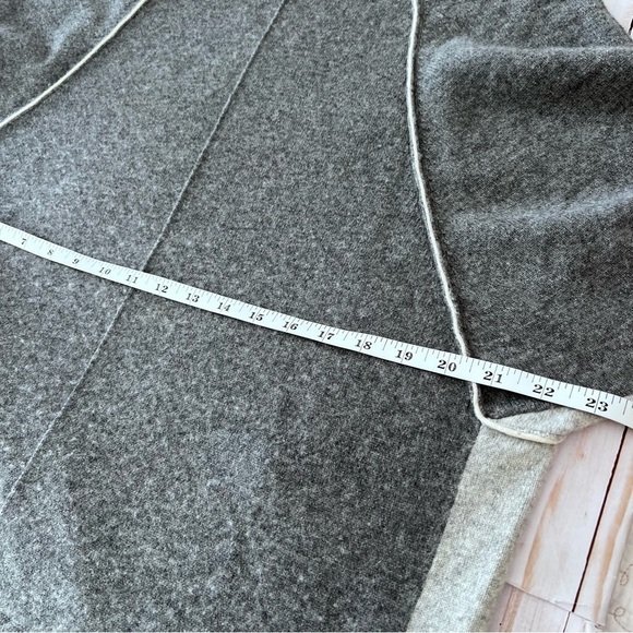 Vineyard Vines 100% Cashmere Two Tone Raglan Mock Neck Sweater in Gray size S - Picture 14 of 15